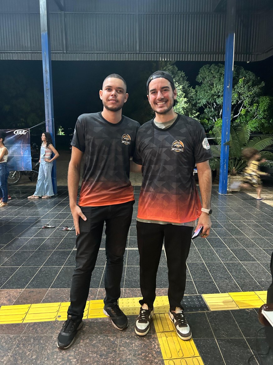Presidente da Atlética Impostores Presenteia Diretor da FAAr com Camiseta Durante Evento
